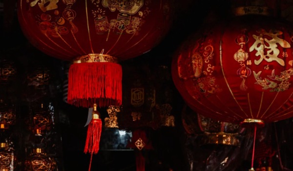 過年掛燈籠有什么講究掛多長(zhǎng)時(shí)間 過年掛紅燈籠的寓意